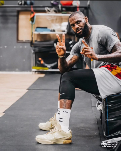 Леброн Джеймс на тренировке продемонстрировал свои новые Nike LeBron 21