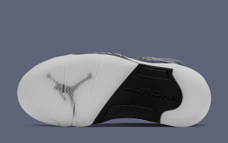 Женские Air Jordan 5 “Oil Grey” будут светиться в темноте!