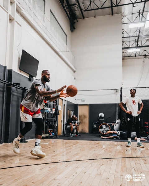 Леброн Джеймс на тренировке продемонстрировал свои новые Nike LeBron 21