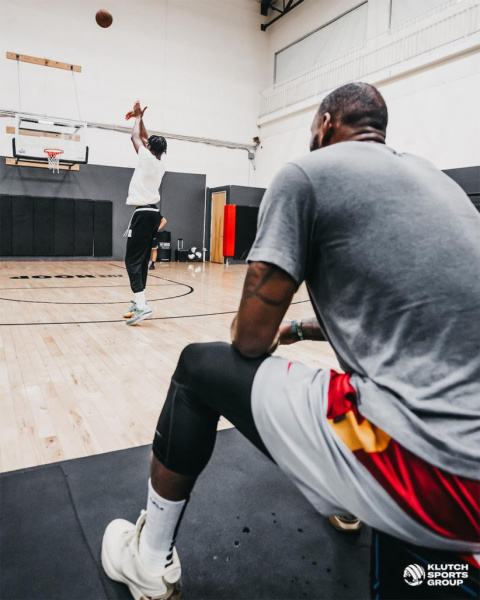 Леброн Джеймс на тренировке продемонстрировал свои новые Nike LeBron 21